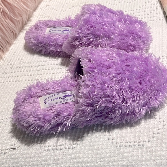 Resorts Purple Fluffy Slippers Womens 5/6 House Shoes Comfy Slip On - Picture 6 of 16